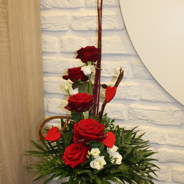 Blumenstrauß mit roten Rosen gestaffelt gebunden Bild 1